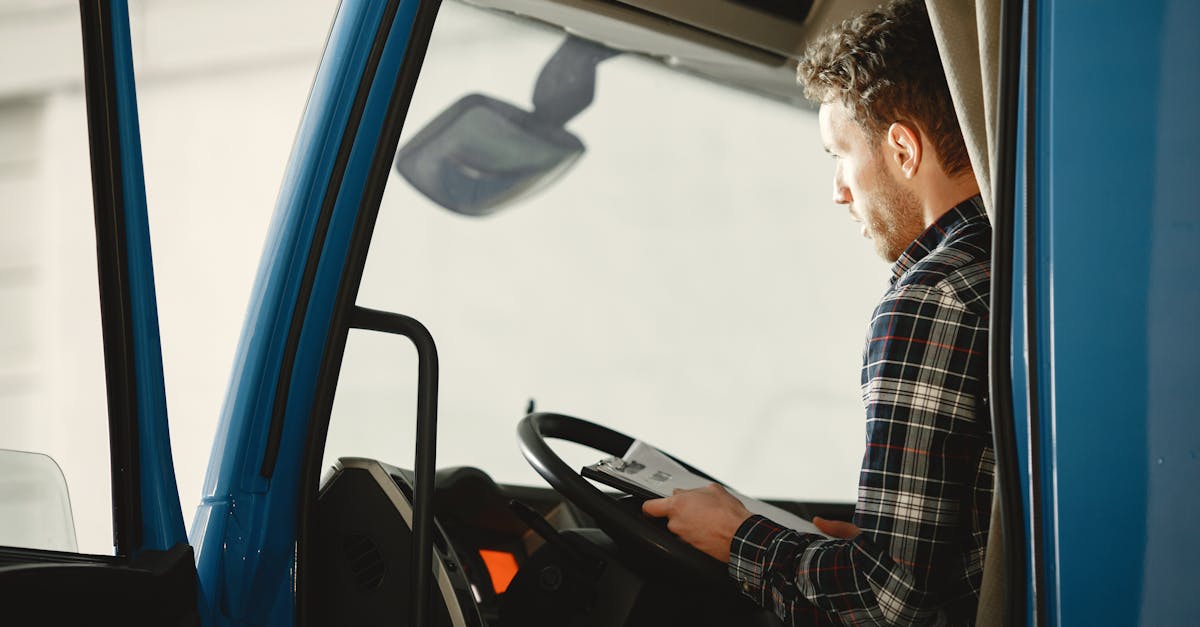 Motorista profissional recebendo certificado de conclusão de curso de formação